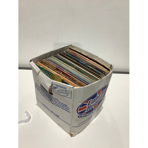 452 - Quantity of vinyl albums inc hot hits & country & western