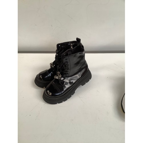 193 - Pair of black fashion ankle boots for ladies size 4