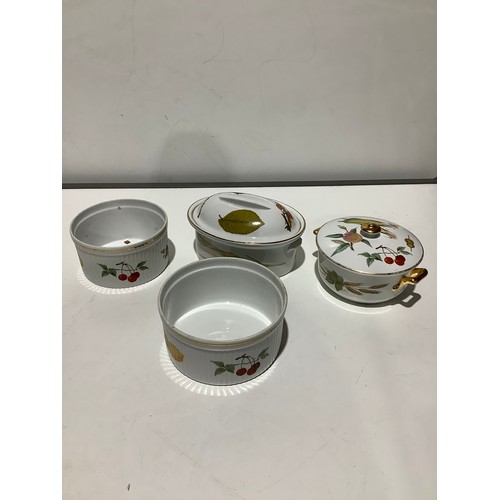 201 - Royal Worcester oven to table ware casserole dishes with lids and soufflé dishes