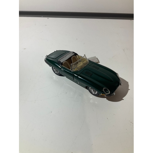 65 - Franklin mint Jaguar E-Type 1961 1/24 scale die cast car with polystyrene & certificate in mint cond... 