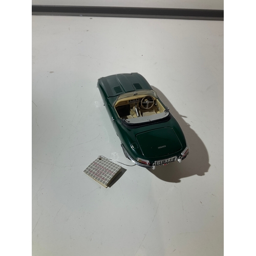 65 - Franklin mint Jaguar E-Type 1961 1/24 scale die cast car with polystyrene & certificate in mint cond... 