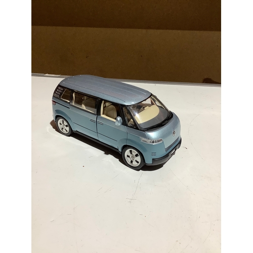 376 - Revell AG 1/18 Volkswagen Microbus