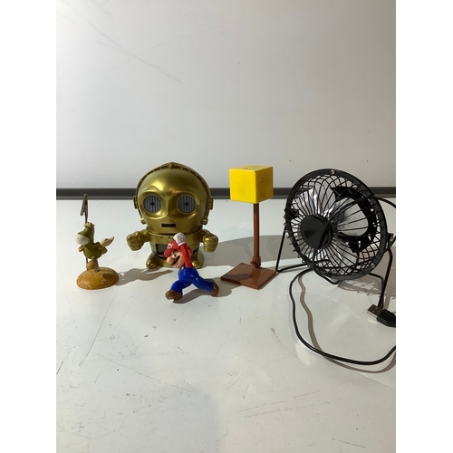 263A - Desk related items inc USB fan & C3PO clock