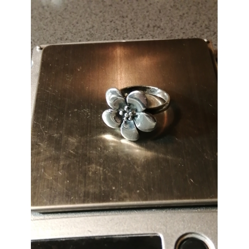 21A - Silver ring with flower design 4.04 grams Size M