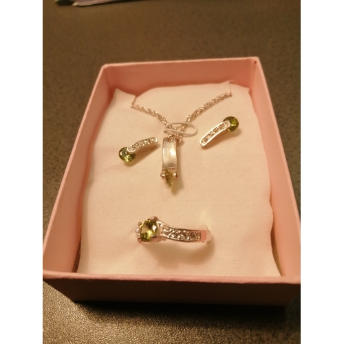 40A - Jewellery set Necklace, ring and earrings in presentation box