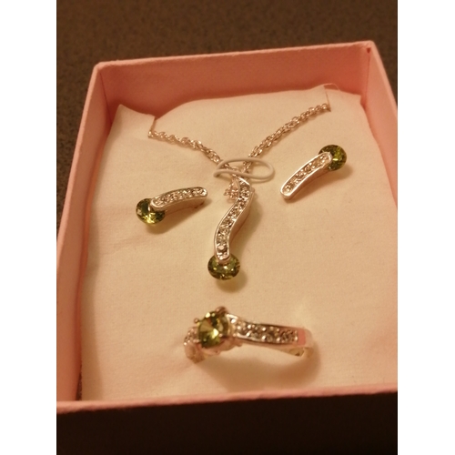 40A - Jewellery set Necklace, ring and earrings in presentation box