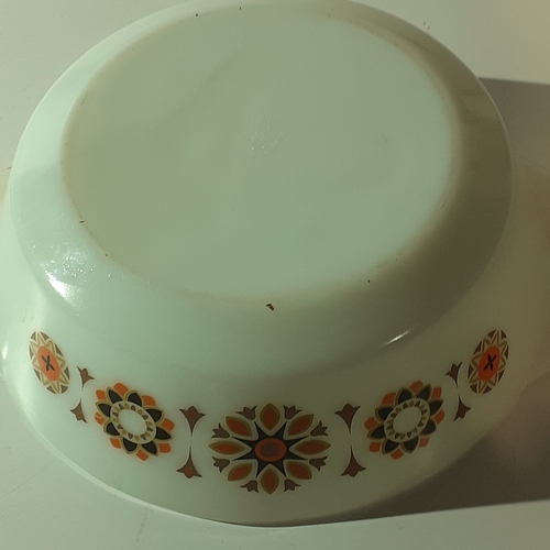 8 - Vintage 1960s pyrex lidded casserole dish. Toledo pattern. Good condition