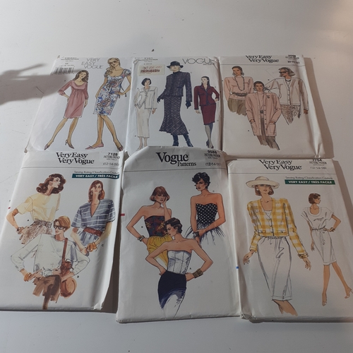 21 - 6 x vintage Vogue sewing patterns.