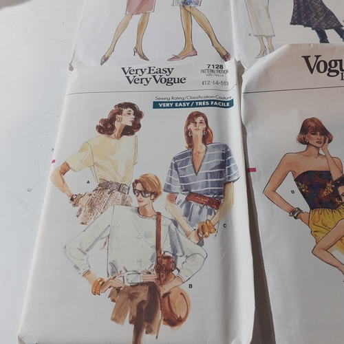 21 - 6 x vintage Vogue sewing patterns.