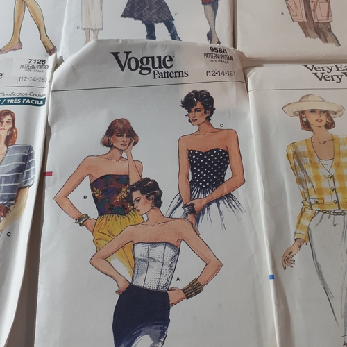 21 - 6 x vintage Vogue sewing patterns.