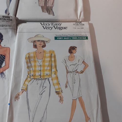 21 - 6 x vintage Vogue sewing patterns.