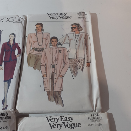 21 - 6 x vintage Vogue sewing patterns.