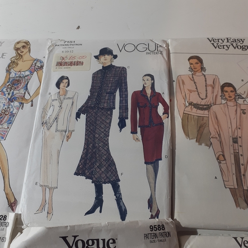 21 - 6 x vintage Vogue sewing patterns.