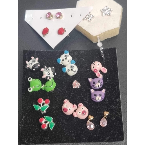 83 - Quantity of decorative ear rings