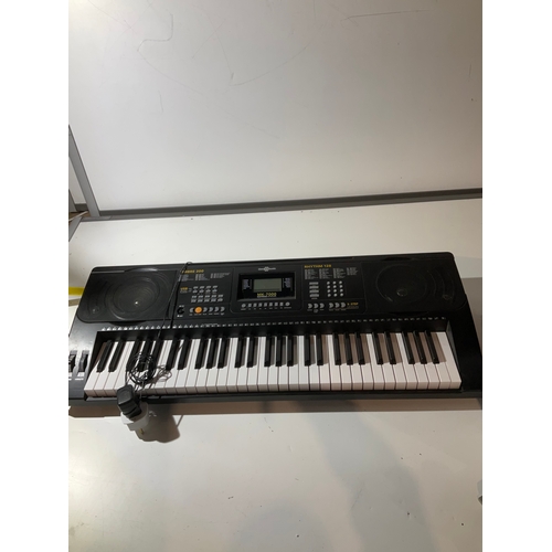 260 - Gear4Music MK-7000 electronic keyboard