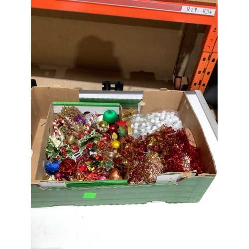 315 - Mixed Christmas decoration lot incl baubles, lights and tinsel