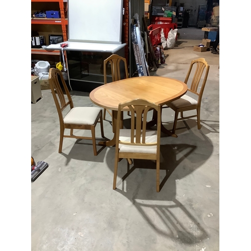 332 - Oval extending dining table with 4 chairs