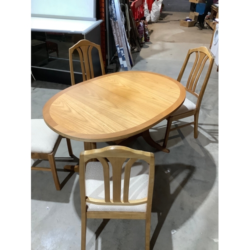 332 - Oval extending dining table with 4 chairs