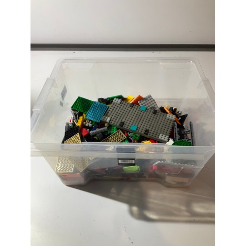 130 - 2.4 kg of lego