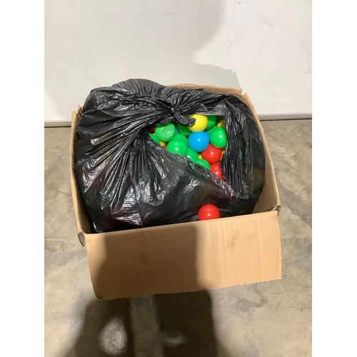 303 - Quantity of soft plastic small balls