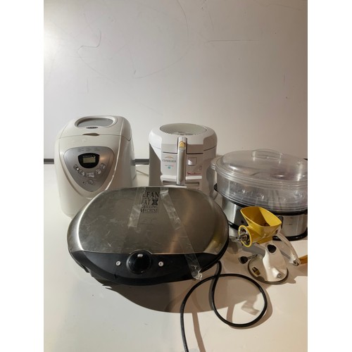 386 - Mixed Kitchen lot incl bread maker , lean mean fat grilling machine and deep fat fryer