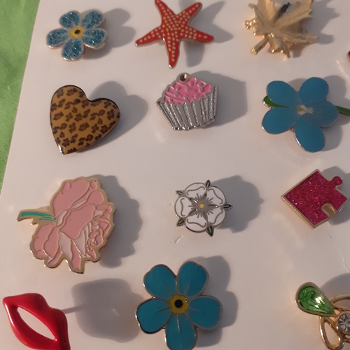 40 - Collection of decorative pin badges. Stars, lips, flowers and more.