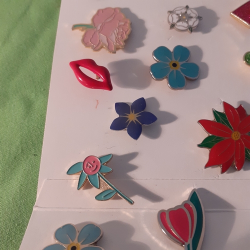 40 - Collection of decorative pin badges. Stars, lips, flowers and more.