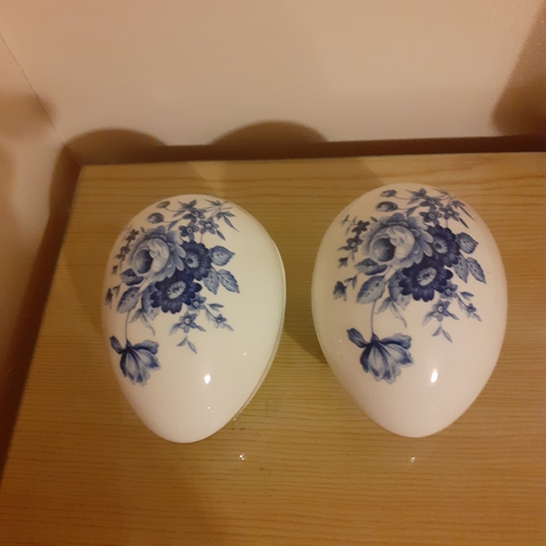 26 - Pretty Tuscany egg shaped trinket dishes x 2. Blue flower pattern with gold edging.