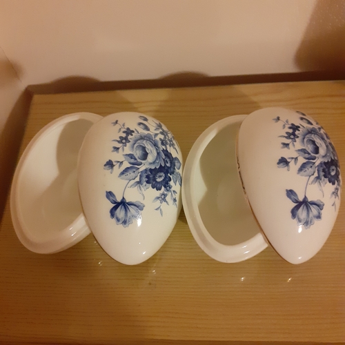 26 - Pretty Tuscany egg shaped trinket dishes x 2. Blue flower pattern with gold edging.