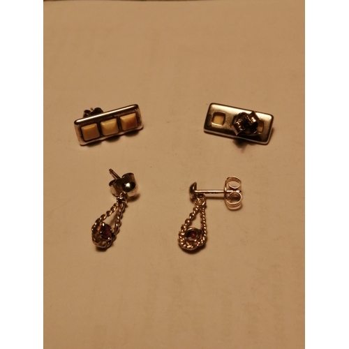 25A - 2 pairs of silver earrings total weight 4.22 grams