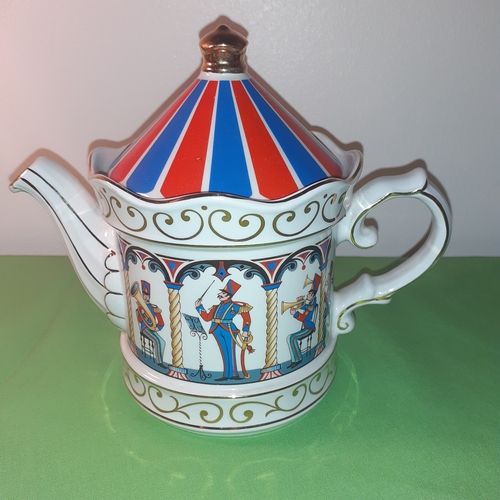 84 - Vintage Sadler Edwardian Entertainment Bandstand teapot. Good clean, no damage