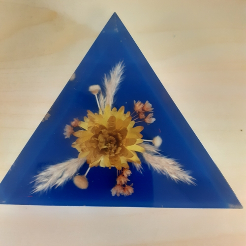 121 - Resin dried flower paperweight. Pyramid shape.