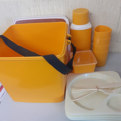 104 - Vintage picnic set in the style of Sigvard Bernadette. No makers marks. Overall good condition. Only... 