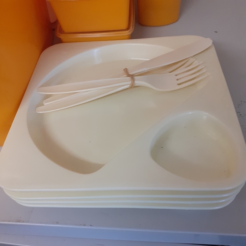 104 - Vintage picnic set in the style of Sigvard Bernadette. No makers marks. Overall good condition. Only... 