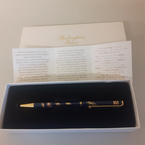 24 - Buckingham Palace souviner pen. Gold plated snake design. With certificate and box.