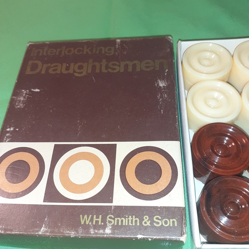 31 - Vintage interlocking draughts pieces. Boxed.