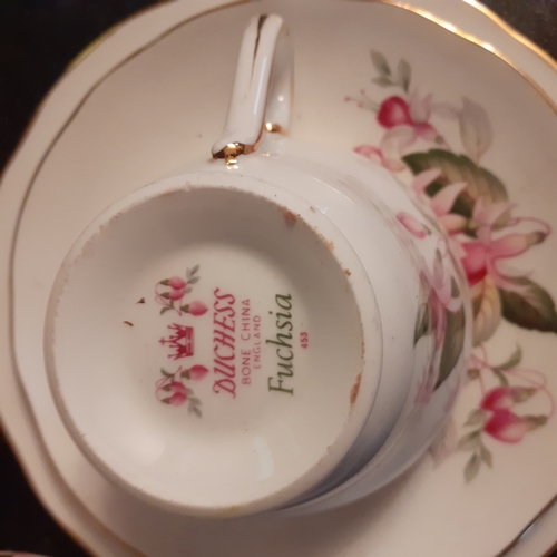 125 - Duchess Fuschia part tea service. 6 trios, sugar bowl and milk jug.