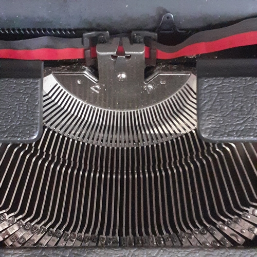 144 - Vintage Silver Reed 500 typewriter. Good working condition, possibly needs new ribbon.