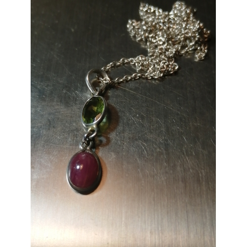 23A - Silver necklace set with a green and red gemstone 3.0 grams