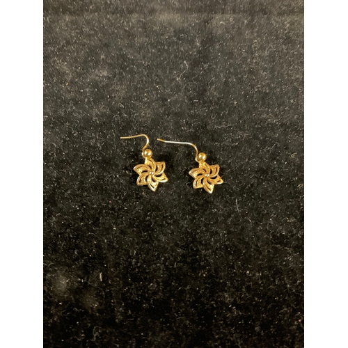 25B - 9k gold flower fish hook earrings 2.18g