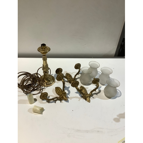 50 - Brass wall lights & table lamp