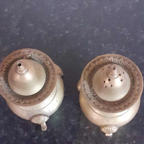 80 - EPNS cruet set of salt and pepper. Lions head design feet, lovely detail