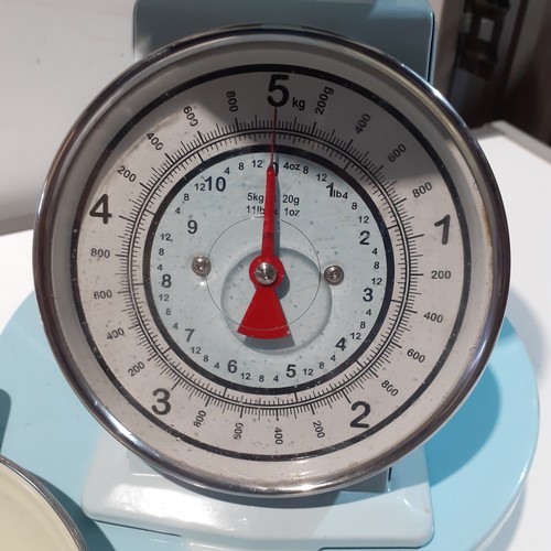 147 - Metal kitchen items. Collider, cake stand and 5kg weighing scales