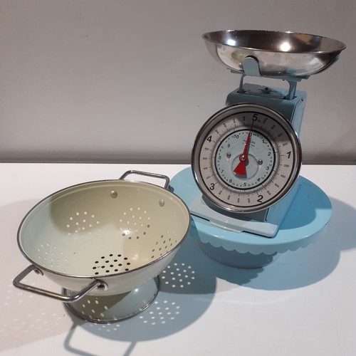 147 - Metal kitchen items. Collider, cake stand and 5kg weighing scales