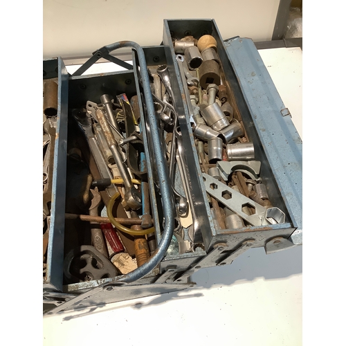 291 - Heavy duty metal tool box with contents of spanner’s & sockets