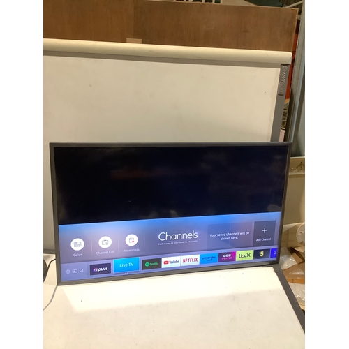 306 - Samsung UE40K5500 smart tv with remote - no stand so for wall mounting