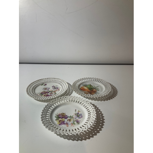 49 - Reticulated display plates