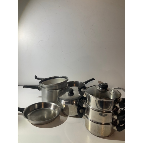 260 - Quantity of pressure cookers & saucepans