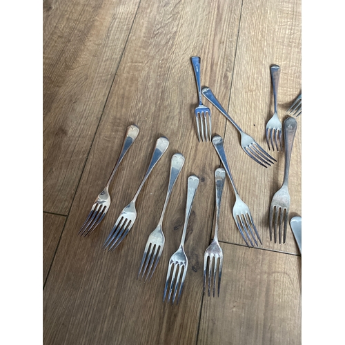 177A - Quantity of mainly matching silver plated forks