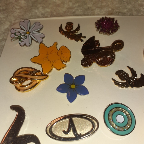 26 - A quantity of decorative pin/lapel badges, including flowers, animals and more.